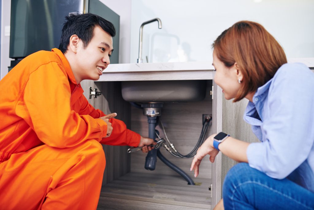 O atributo alt desta imagem está vazio. O nome do arquivo é plumber-fixing-pipes-L6CGVSD-1024x684.jpg